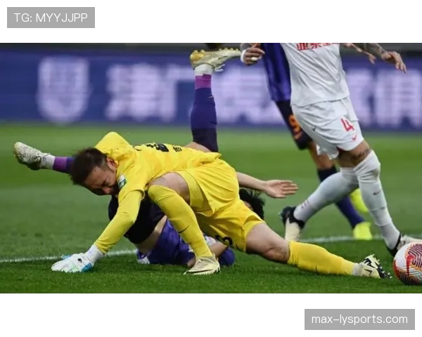 孔帕尼走下球场那一刻，穿得比明星还讲究，谁看了不想问问钱包藏哪了？